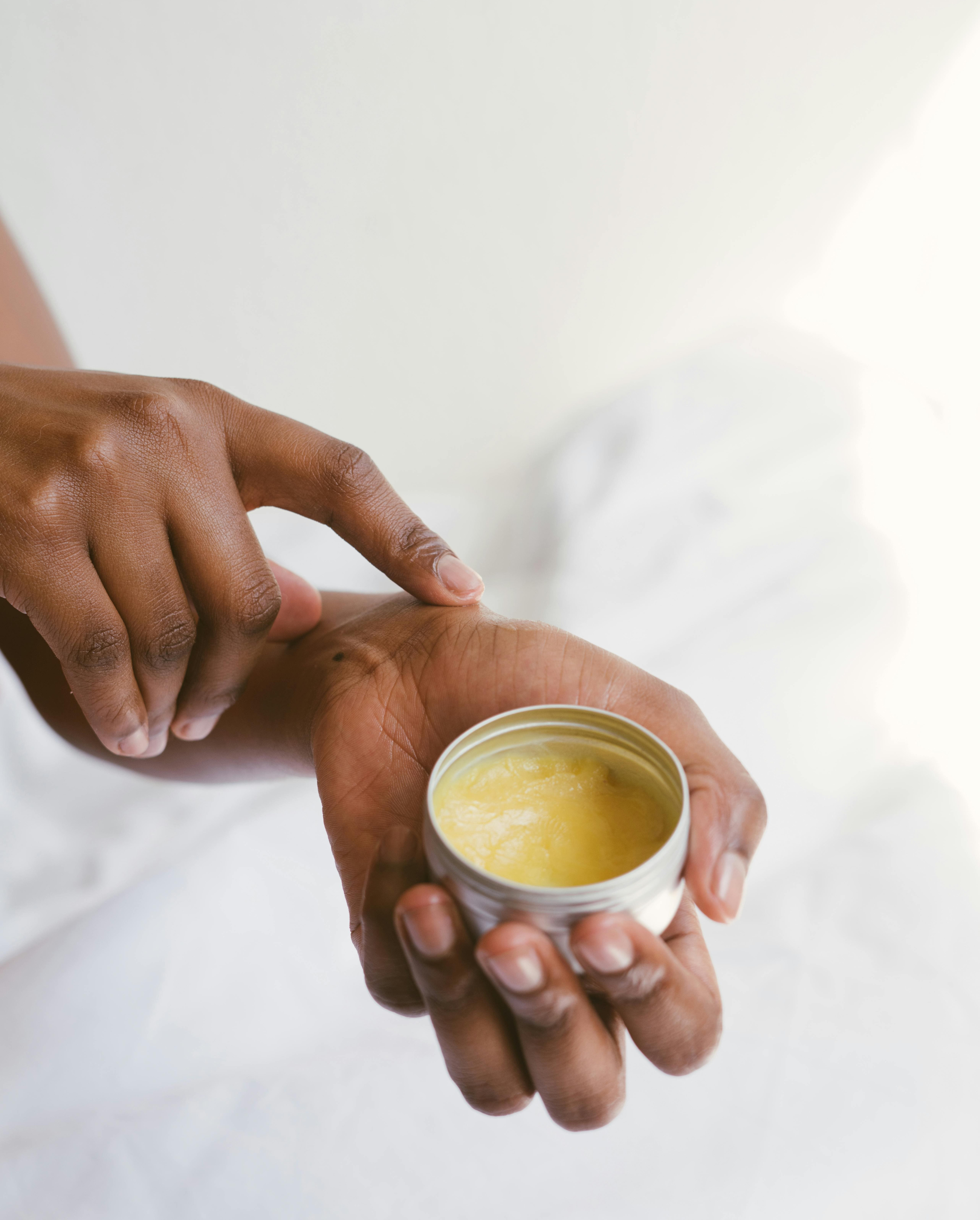 Peaux Noires et Métissées : Les Meilleurs Ingrédients Naturels pour un Teint Éclatant | Naomie Beauty Secrets